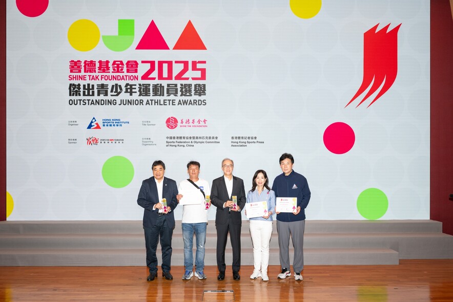 <p>Mrs Amy Xiao He Yuanfeng MH, Executive Vice Chairlady of the Shine Tak Foundation (2<sup>nd</sup> from right); Mr Philip Mok, Honorary Deputy Secretary General of the SF&amp;OC (middle); and Mr Tony Choi MH, Chief Executive of the HKSI (1<sup>st</sup> from left), presented the Most Outstanding Team Award. Mr Zheng Kang-zhao, Head Fencing Coach (1<sup>st</sup> from right) and athlete&rsquo;s parent received the award on behalf of the men&rsquo;s epee junior team.</p>
